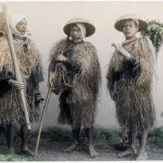 Japanische Bauern tragen Regenmäntel. Japan, Bauern, Strohmantel, Kostüme, Kleidung,